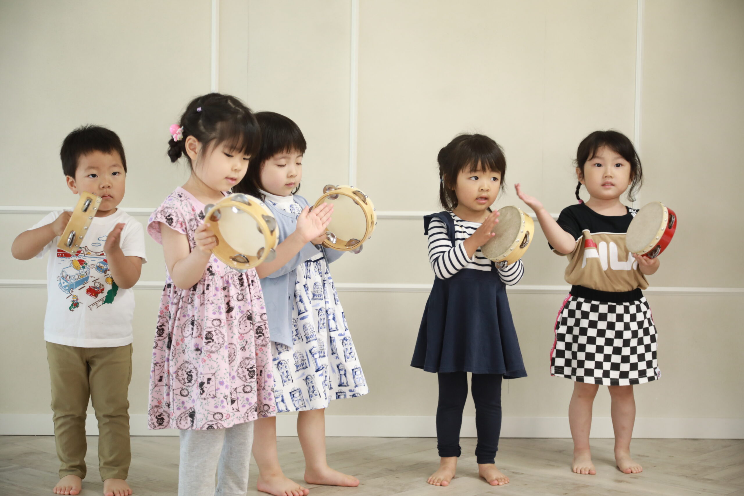 リトミックをする子供たち