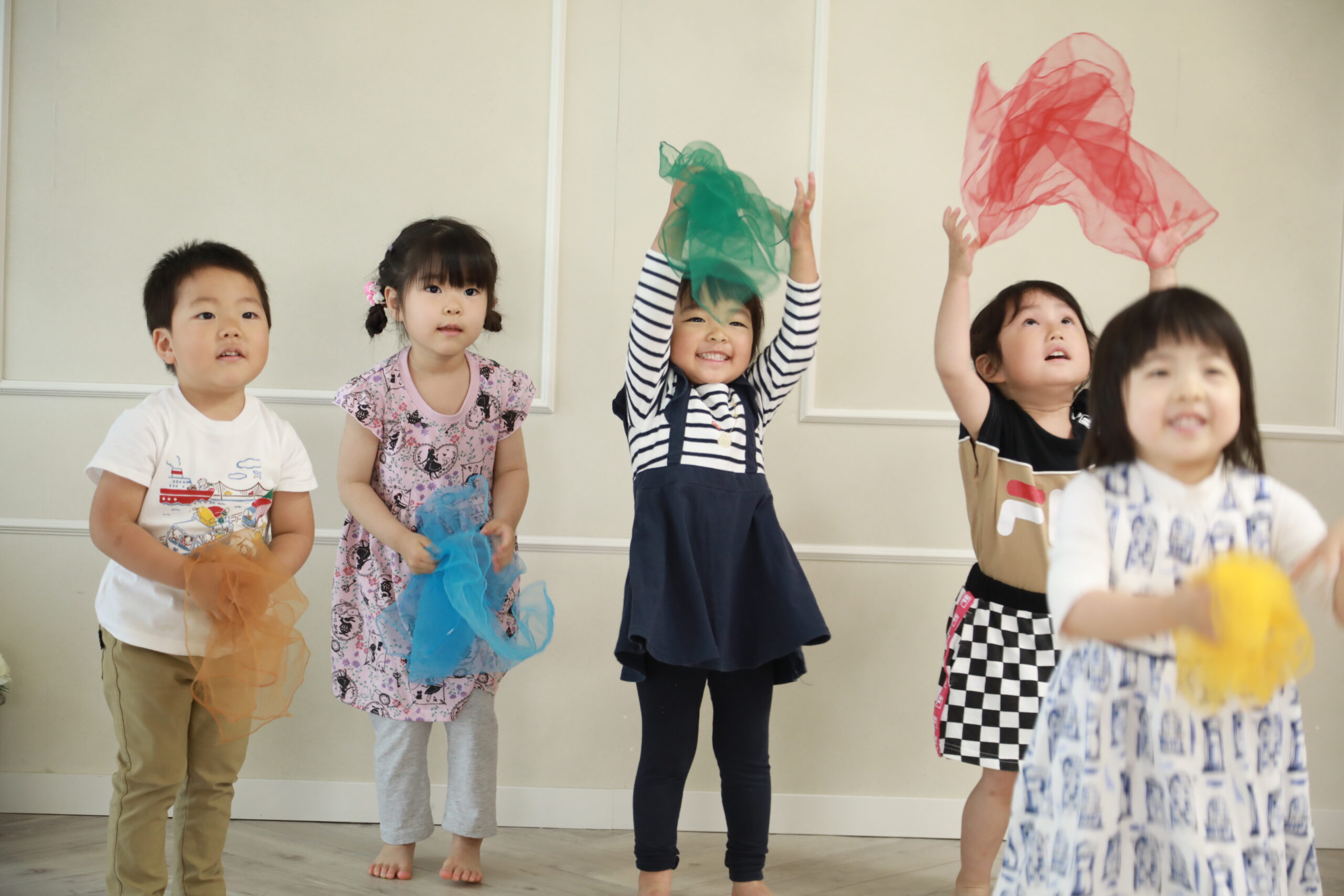 リトミックをする子供たち