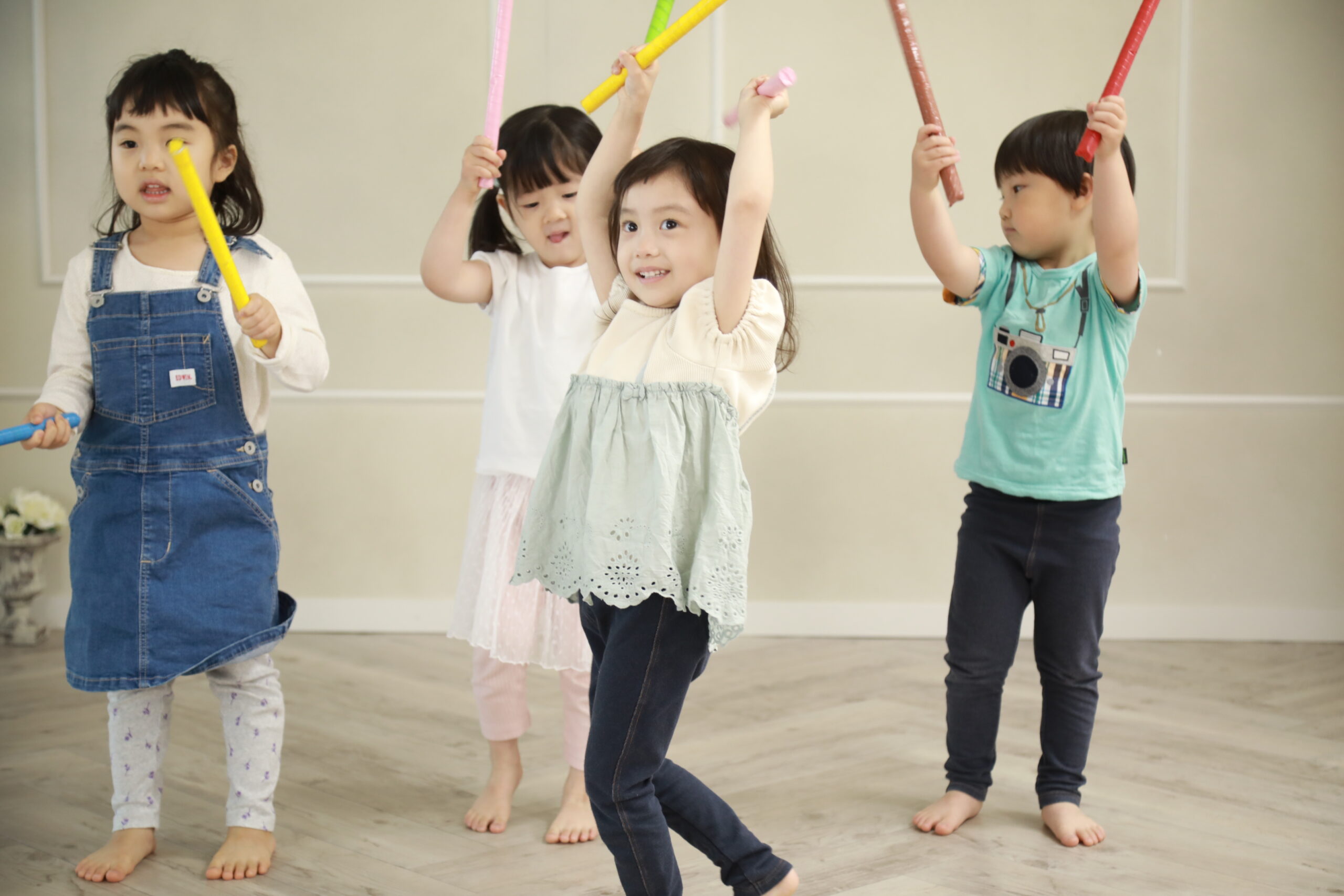 リトミックをする子供たち