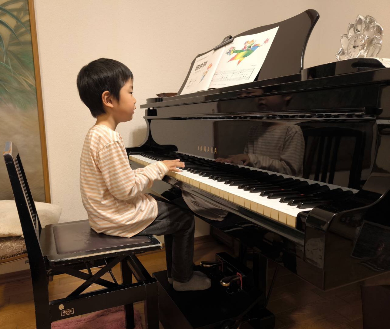 ピアノを弾く男の子